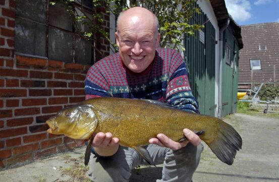 Gunnar Eickhoff freut sich über eine 46cm und 1567g Schleie aus dem Oldenburger Graben.